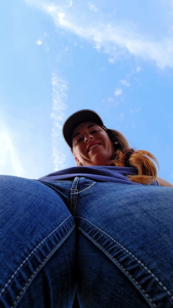 NaughtyRedFarmgirl: Diosa dominante te castiga y te muele la cara afuera