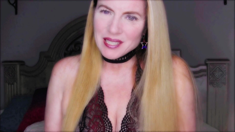 Nikki Nevada: Blonde MILf nikki in sexy schwarzen dessous und halsband dildofick...