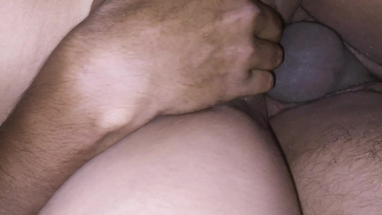 Lovely Dipti: Hintli ateşli yenge yarağa biniyor ve dölleme göğüslerini gösteriyor