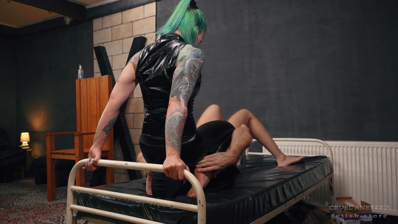 Cruel Anettes fetish world: Sentado firmemente em seu rosto
