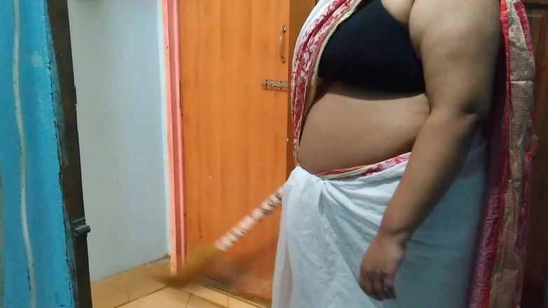 Aria Mia: Я трахаю гарячу мачуху свого найкращого друга, коли вона підмітає нашу кімнату!