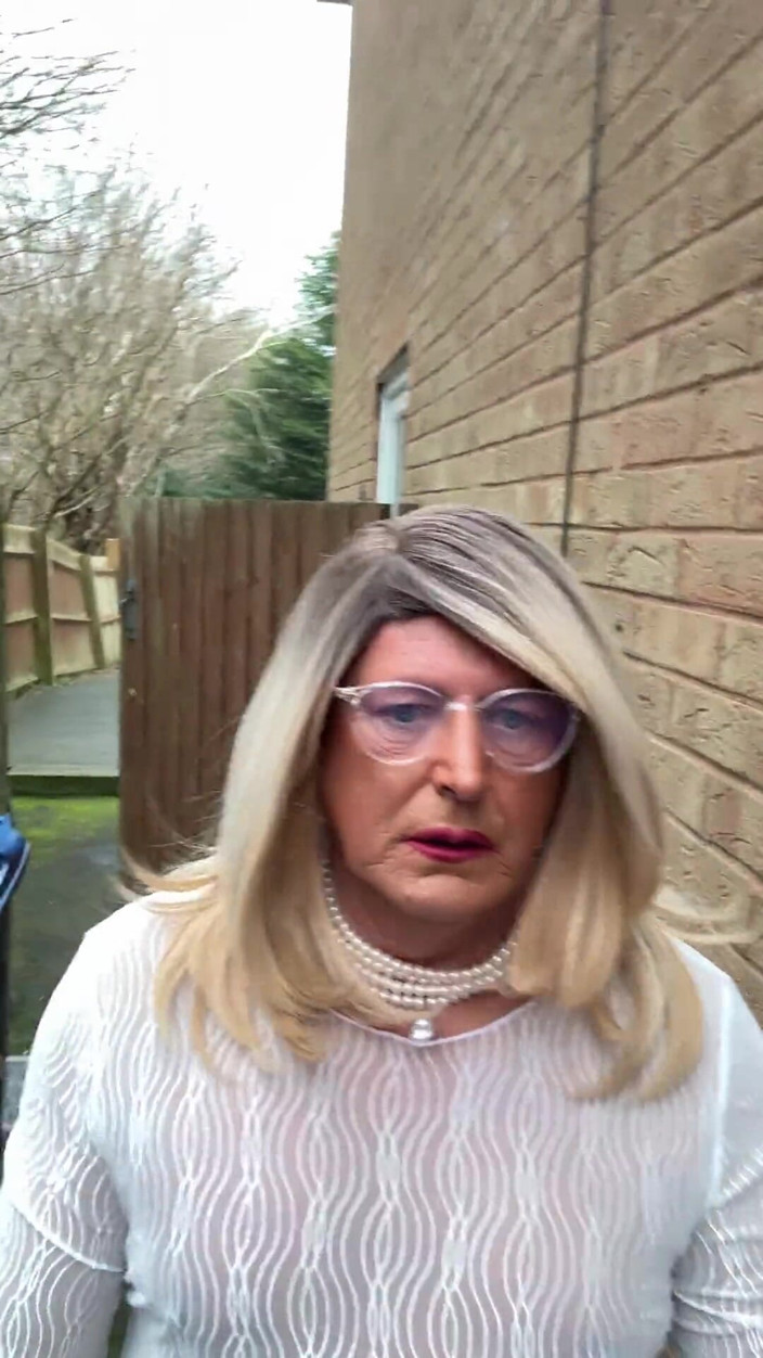 Kellycd2022: Seksowny Crossdresser Kellycd2022 w Białych Kabaretkach i Szpilkach
