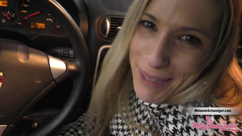 Mellybunnyluder: Blowjob semasa cuci kereta
