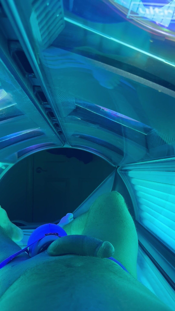 HotnHorny: Sexy et excitée au salon de bronzage