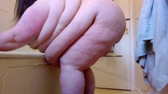 SSBBWLadyBrads: SSBBW เปลือยกายทำความสะอาดมุมกล้องต่ำ