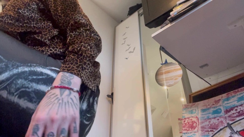 Glitterqueen1999: ชายตัวเล็ก Giantess ดูฉันเตรียมพร้อมสําหรับการแต่งหน้าและแต่งตัวในที่ทํางาน