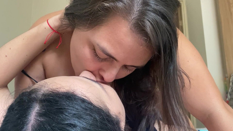 zoemelissa: Chị kế của tôi nhét lưỡi vào sâu trong cổ...