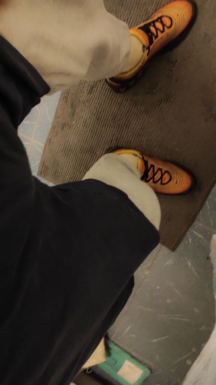 SmokedAlloy2: Dirtyjunkbro in toilet vol pis, stinkende sokken en natte sportschoenen