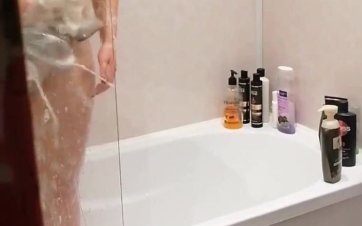 Emma Alex: Pegou Emma no banho se masturbando