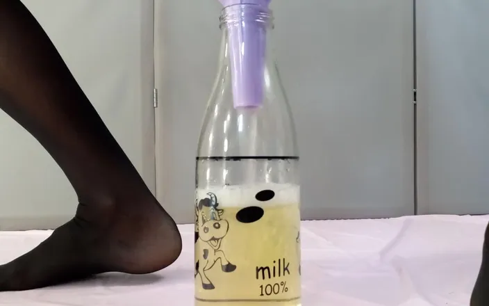 AnnaBUST: Saya kencing ke dalam botol melalui lubang