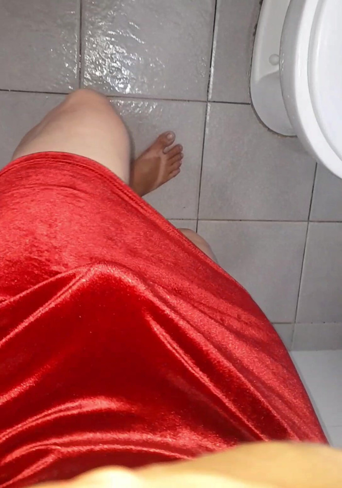 Naomisinka: Crossdresser xuất tinh bên trong chiếc váy nhung gợi cảm