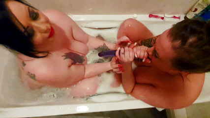 Mia MILF: Britské lesbické MILFky ve vaně zachyceny na kameru.