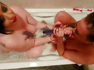 Mia MILF: Mame sexy lesbiene britanice în baie surprinse de cameră.