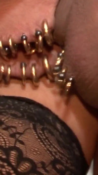 Milf pirang sensual dan seksi dengan memek yang dicukur dan memek yang ditindik menyebabkan semua orgasme yang menyenangkan pada amatir Jerman