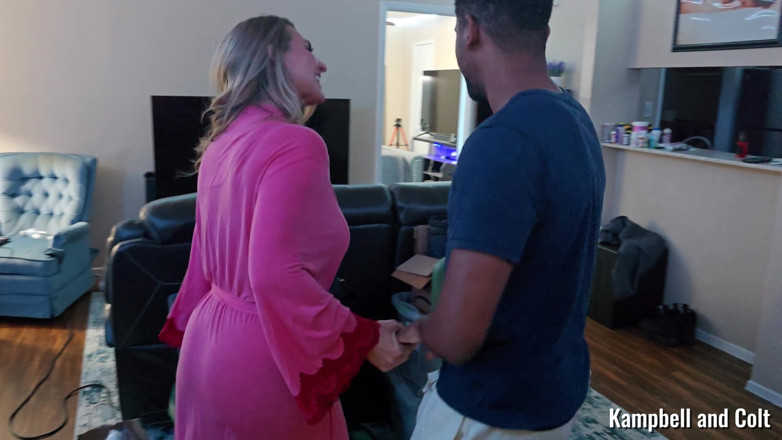 ThomasColt: Katie kampbell dientot habis-habisan di seks threesome!