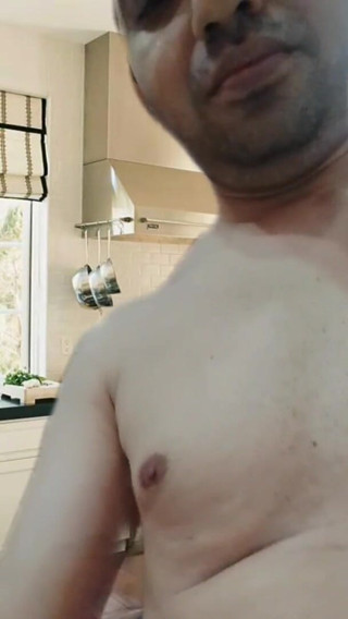 Cute & Nude Crossdresser: Nahý chlapec ve virtuální kuchyni v AR Reels.