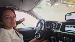 Ferrero anal experience: Cewek ini ngentot kontolku di tangannya saat kami terjebak kemacetan...