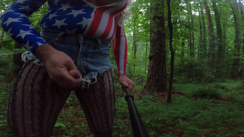 Jon Screcrow: 4. července Giant Fake Tits Crossdresser v Daisy Dukes a americkém...