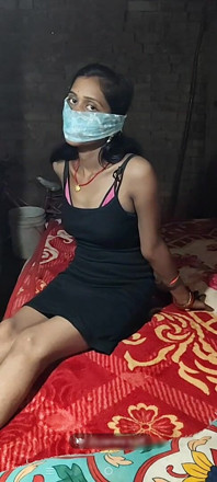 Bhabhi Sexo Áudio em Hindi Enquanto Faz os Clientes Felizes