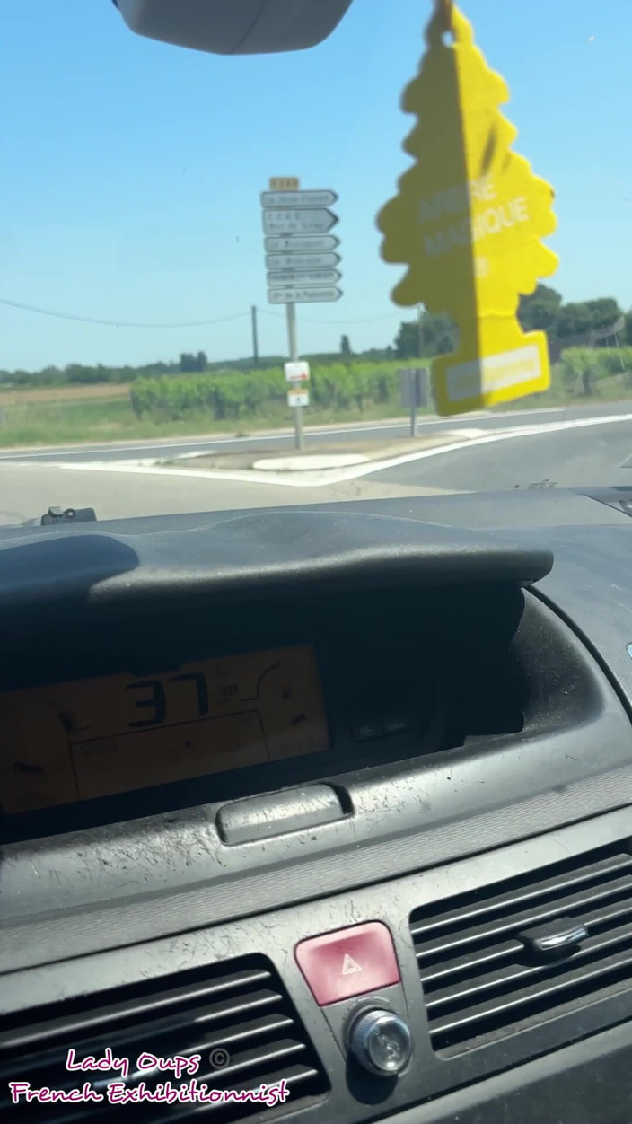 Lady Oups: Frau, Schlampe, Brunnen Im Auto