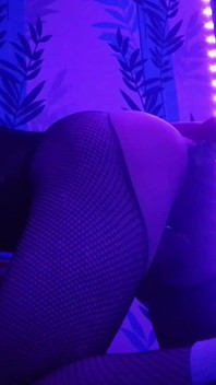 Suce un gode, se fait sodomiser et se trait