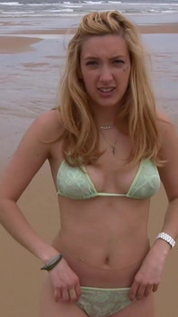 Bella Vanessa bionda 18 anni posa nuda in spiaggia