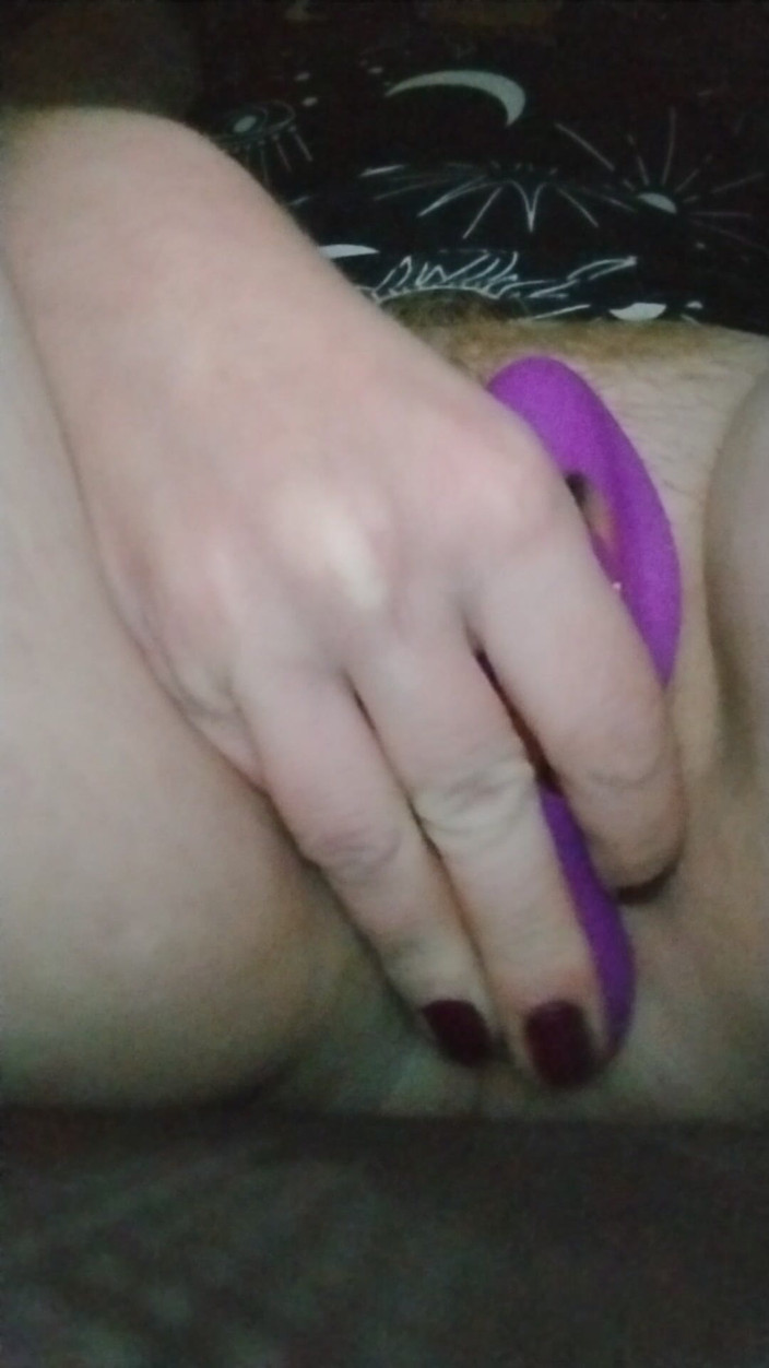 Scarlett Fires: Scarlett Fires laisse sa chatte mouillée jouir sur le parking