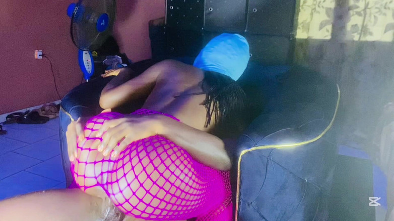 Skimask: Yumuşak Götlü Kız Sikilmeyi Seviyor