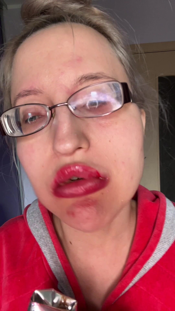 FinDom Goaldigger: Giantess Big Lips Duże okulary Asmreating Snickers Protein Bar