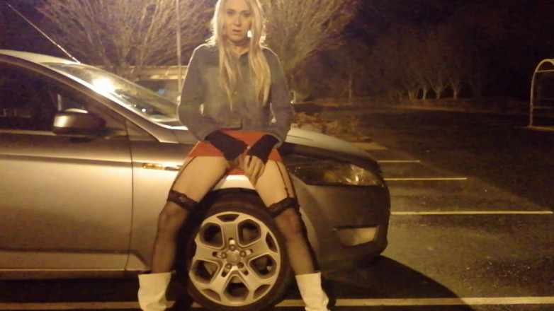 The Midnight Minx: 소년 레이서 주차장