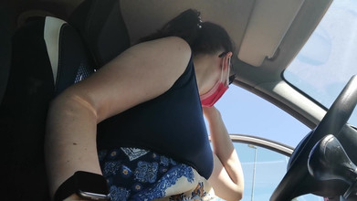 Nicoletta Embassi: Une belle-mère italienne sur un parking fait sortir ses seins...