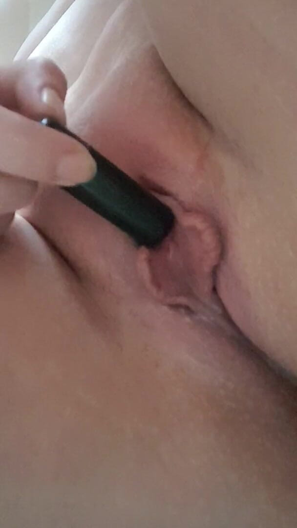 Foxxy Roxxy: Foxxy Roxxy speelt met vibrator