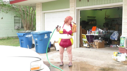 BBW nurse Vicki adventures with friends: Mencuci kereta masuk dan keluar dari bikini lelaki besi saya...