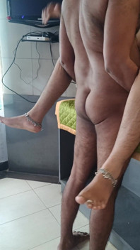 Des couples en lune de miel s’aventurent et baisent sur une table d’hôtel
