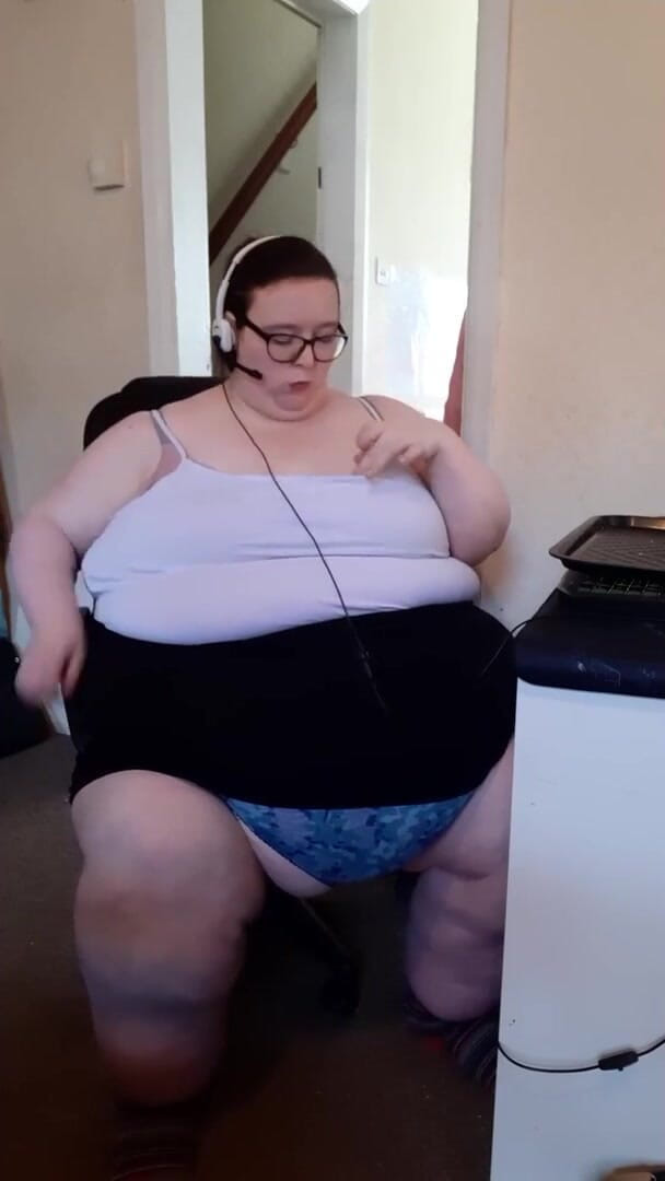 SSBBWLadyBrads: Жиробасина наслаждается дотами от своего босса