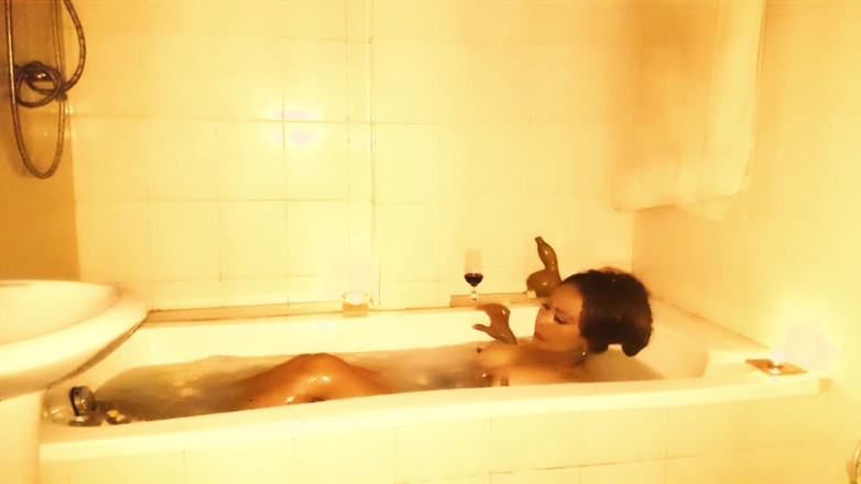 Asian Pussy Vision: Smyslné koupání a relaxace na vysokých podpatcích