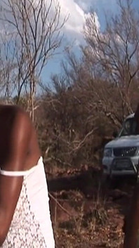 Dvě zralé africké krásky vypouštějí tvrdé ptáky venku
