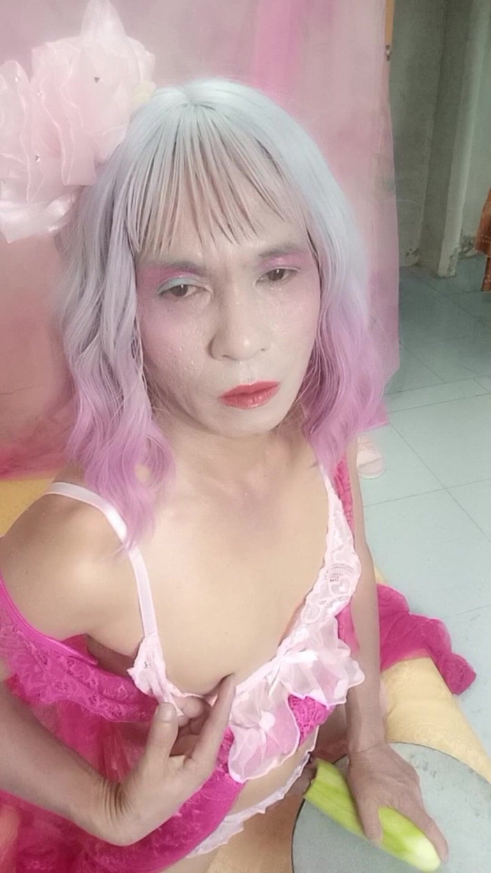 nguyen dang thien tri: สาวข้ามเพศ Oanh Le สวมชุดเซ็กซี่และช่วยตัวเอง