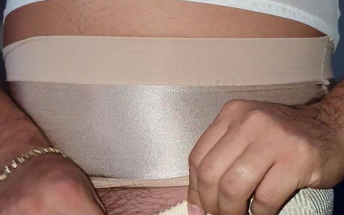 Sexy shinny clothes: Saia de cetim líquido e cuecas de nylon