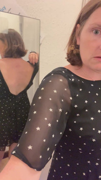 公共の場でスターク・ボロックを裸にして新しい服を試着する。パート 1/2。