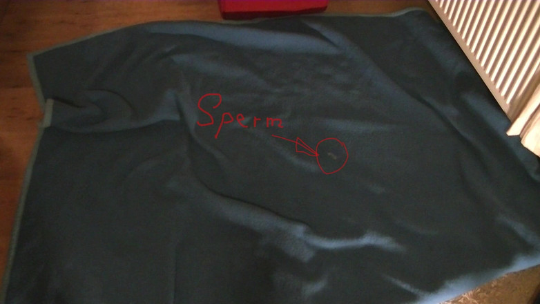 Mark Hannes: Mavi halıda çıplak kambur mastürbasyonu