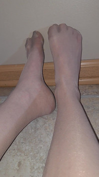 लीक करने के लिए नंगी नायलॉन के पैर