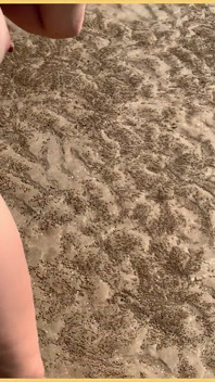 La mogliettina cammina in spiaggia completamente nuda