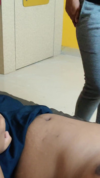 El jefe llama a su empleado para darle un ascenso y tener la oportunidad de follarla