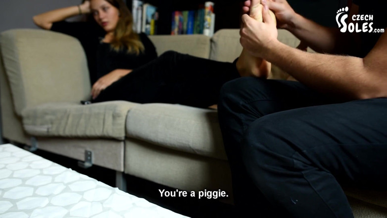 Czech Soles - foot fetish content: Venerând picioarele soției ignorante