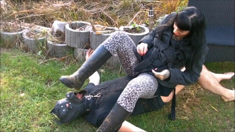 Domina Lady Vampira - SM Studio Femdom Empire: Pet played slave licks the boots clean
