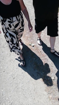 Passeggiata con il nylon in birkenstock