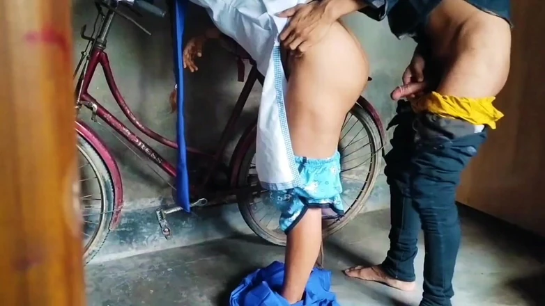 Fantacycutting: Sinh viên Ấn Độ bị cô giáo trẻ đụ