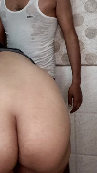 Stiefbroer betrapt en verleidt mooie stiefzus naakt onder de douche