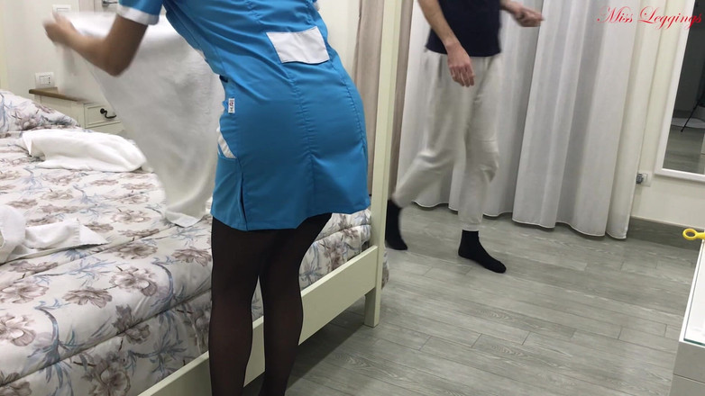 MissLeggings: Сексуальна Прибиральниця